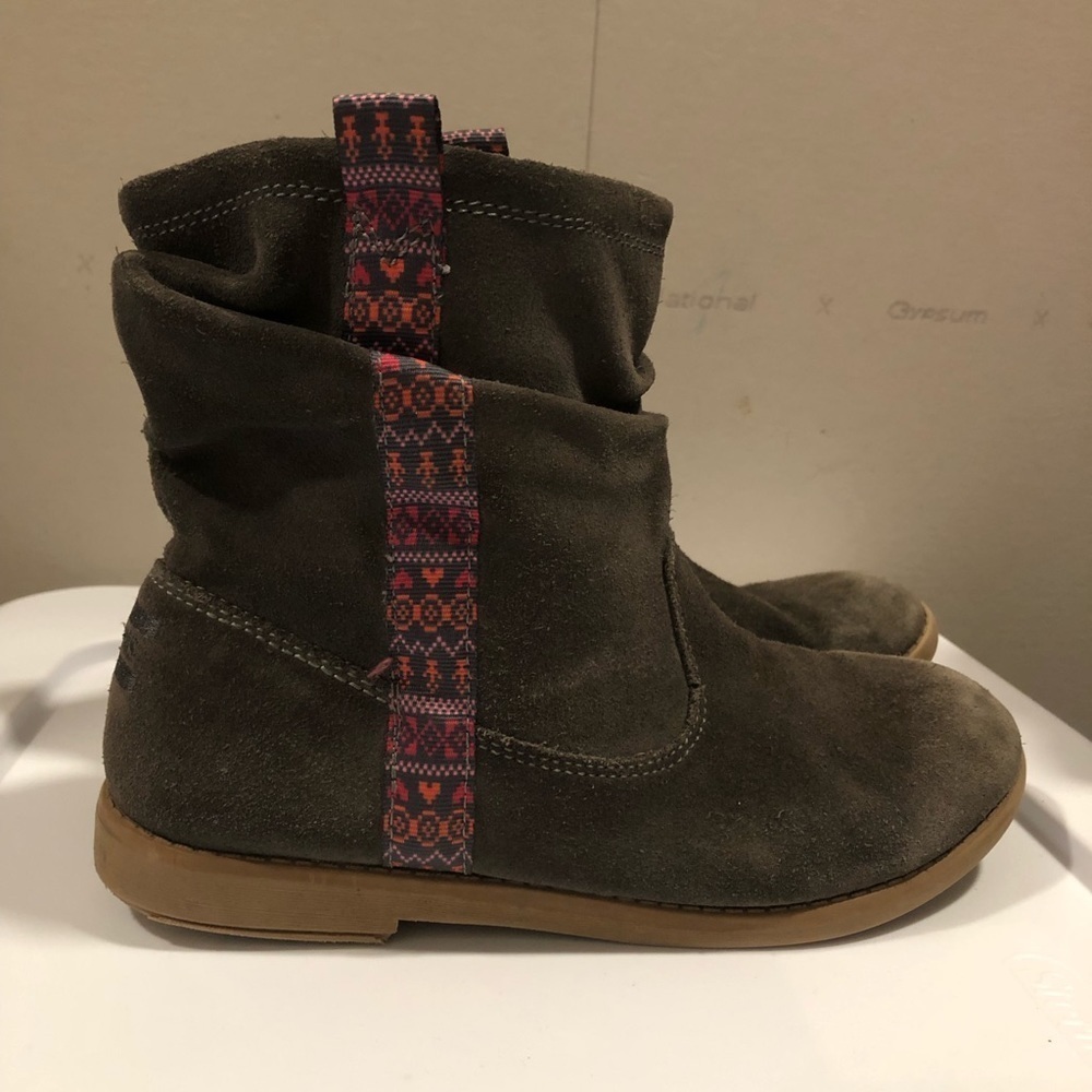 TOMS New Castlerock Grey Suede Slouch Ankle Pull-On Youth Laurel Boots Y4